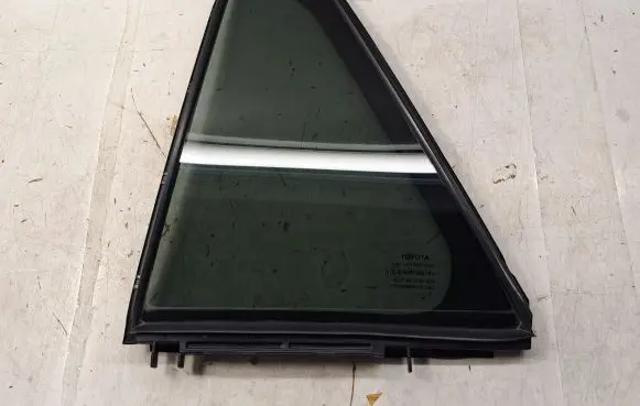 Toyota Avensis T270 Rear vent window glass 6812405110 6818905070