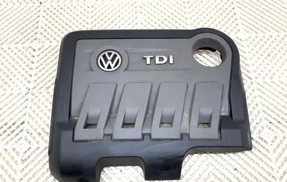 Volkswagen PASSAT B7 Engine cover (trim) 03L103925T