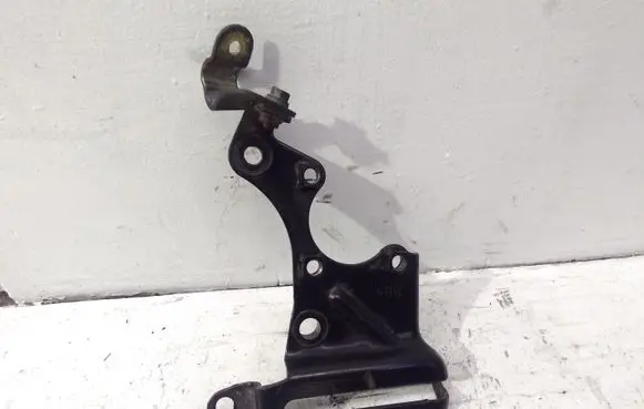 Toyota Corolla Verso AR10 Engine mounting bracket