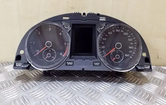 Volkswagen PASSAT B7 Speedometer (instrument cluster) 3AA920970N