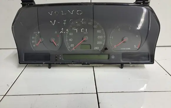 Volvo S70 V70 V70 XC Speedometer (instrument cluster) 9472523 9451530 9168144