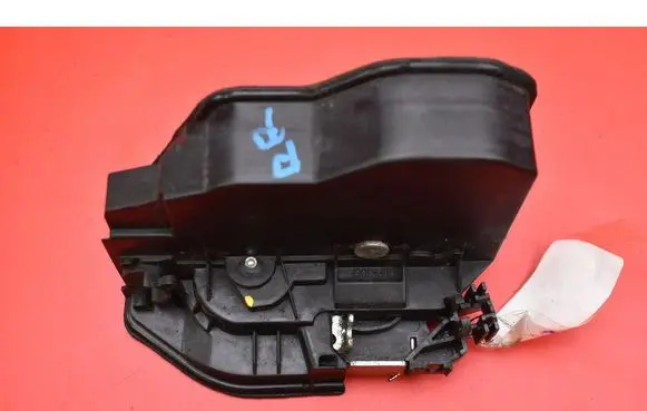 BMW X3 E83 Front door lock 7167074