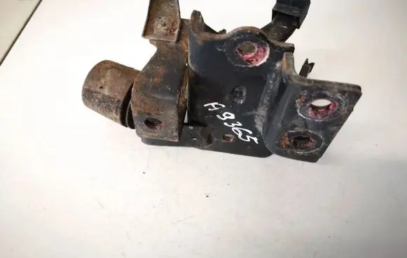 Toyota Yaris Engine mounting bracket