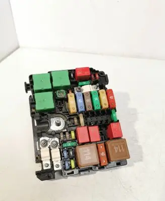 Peugeot 208 Fuse module 9804848580