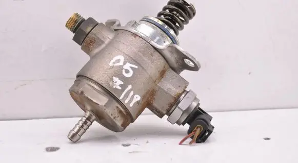 Audi Q5 SQ5 8R Fuel injection high pressure pump 06J127025F