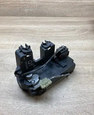 Opel Zafira B Front door lock 13210760