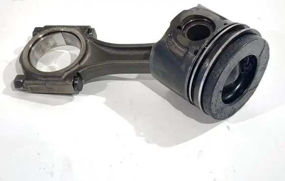 Citroen DS4 Piston with connecting rod RHH