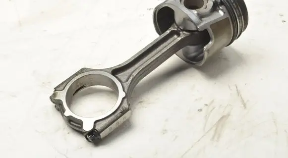 KIA Carens III Piston with connecting rod PC77
