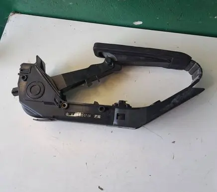 Mercedes-Benz C W203 Accelerator throttle pedal A2033000704