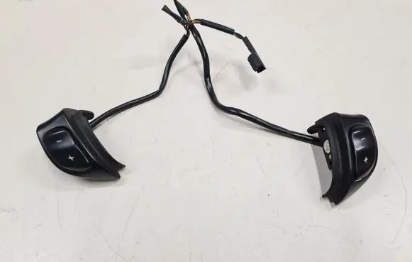 Steering wheel buttons/switches