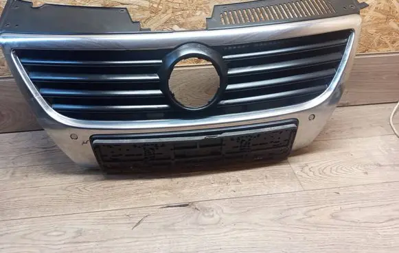 Volkswagen PASSAT B6 Front bumper upper radiator grill 3C0853651 3C0853651B
