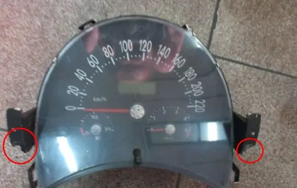 Volkswagen New Beetle Speedometer (instrument cluster)