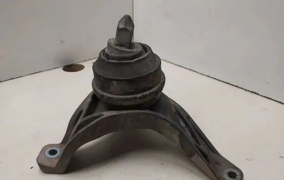 BMW 5 E39 Engine mount bracket