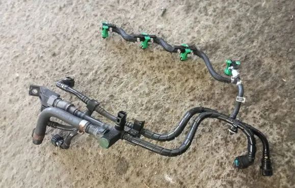 KIA Sportage Fuel injector supply line/pipe 2U001 21070119