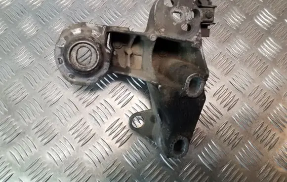 Audi A4 S4 B6 8E 8H Engine mounting bracket 8E0199352F