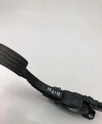 Volvo XC70 Accelerator throttle pedal 31329057