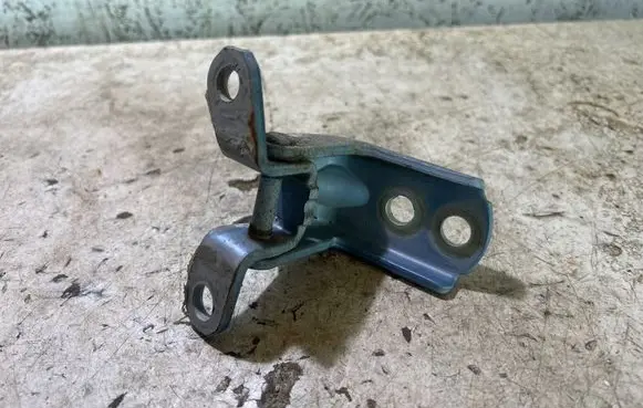 Nissan Leaf I (ZE0) Front door lower hinge 