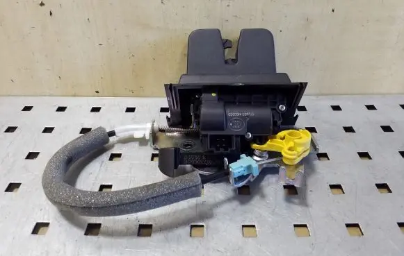 Skoda Superb B8 (3V) Loading door lock 3V0827505C
