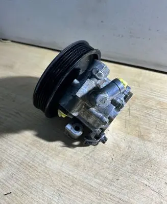 Mercedes-Benz C W203 Power steering pump A0024669401 7692955519