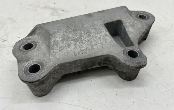 Opel Insignia B Engine mounting bracket 84221477