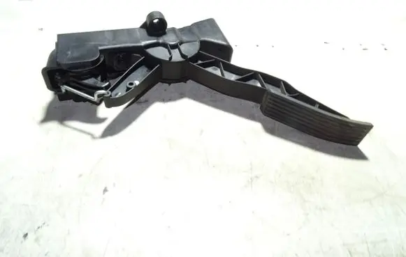 Mercedes-Benz B W245 Accelerator throttle pedal A1693000104 91736020