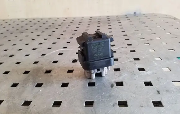Toyota Corolla E120 E130 Glow plug pre-heat relay 2861067010 1567000671