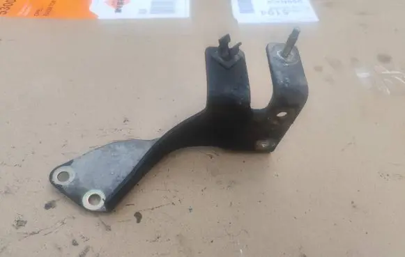 Engine mounting bracket