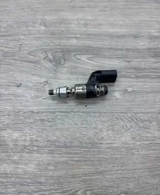 Volkswagen PASSAT B7 Fuel injector 03C906036J