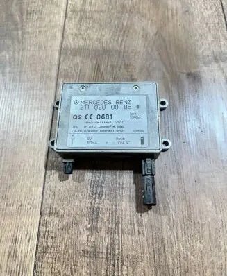 Mercedes-Benz E W211 Antenna control unit 2118200885 09702112