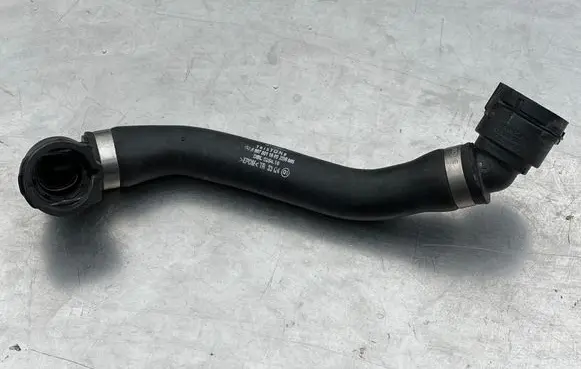 Engine coolant pipe/hose