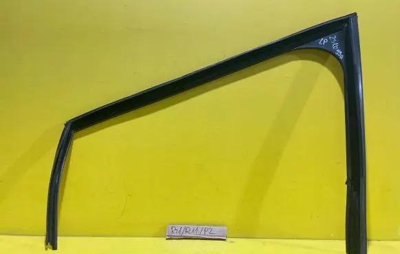 Peugeot 3008 I Rubber seal loading door window/glass 147KM