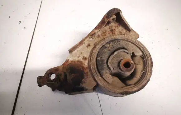 Nissan X-Trail T30 Engine mount bracket