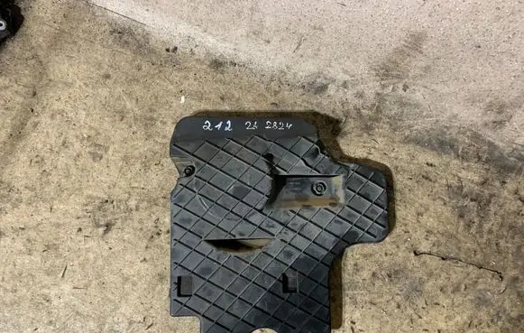 Mercedes-Benz E W212 Timing belt guard (cover) A6510101867