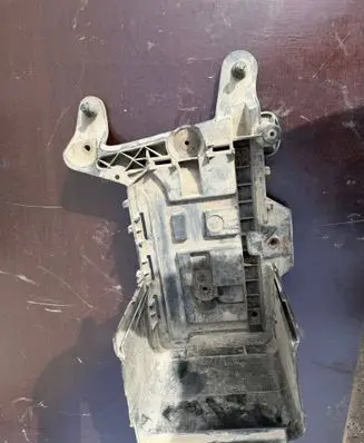 Volkswagen Golf IV Battery tray 1K0915333