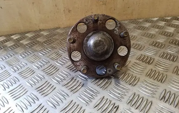 Rear wheel hub