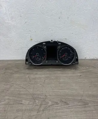 Volkswagen PASSAT B7 Speedometer (instrument cluster) 3AA920880H