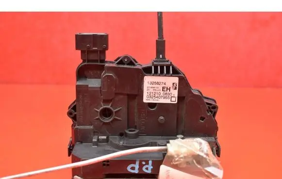 Opel Meriva B Front door lock 13258274