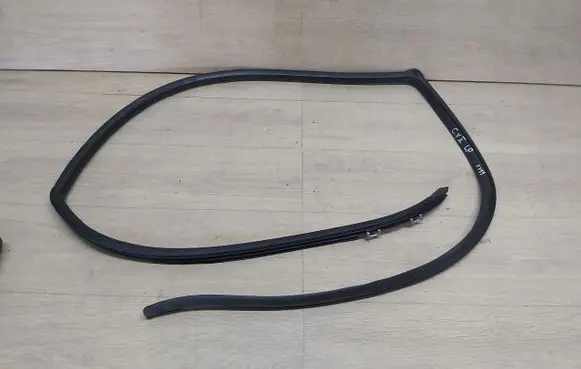 Toyota Corolla Verso E121 Rubber seal sliding door (on door) CVIIUSZCZELKALP