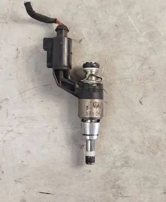 Volkswagen PASSAT B7 Fuel injector 03c906036j