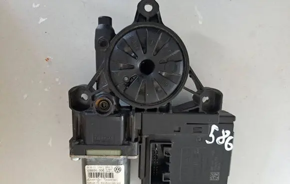 Volkswagen PASSAT B6 Front door window regulator motor 0130822451