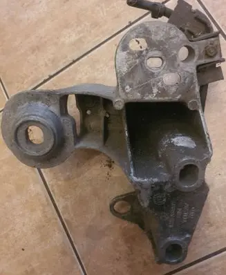 Volkswagen PASSAT B5 Engine mounting bracket 4b0199352b