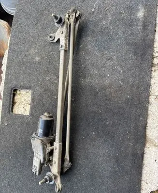 Honda CR-V Front wiper linkage and motor 