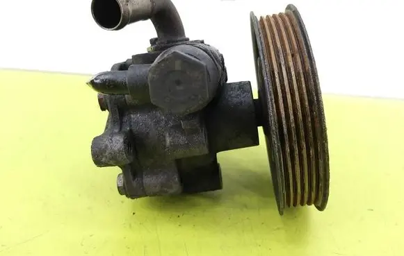 Volkswagen PASSAT B5 Power steering pump 8D0145177Q