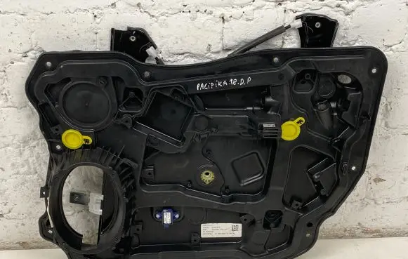 Chrysler Pacifica Front window lifting mechanism without motor 3041904 01035951 21SEP2017