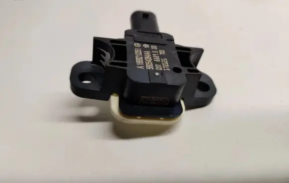 Mercedes-Benz GLE (W166 - C292) Airbag deployment crash/impact sensor A1668210351