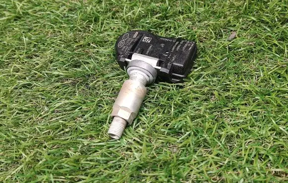 Hyundai Santa Fe Tire pressure sensor 529333N000 329332M550