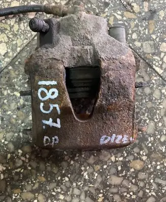 Volkswagen Golf VI Front brake caliper
