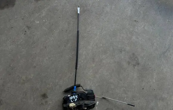 Opel Astra J Front door lock 613556841