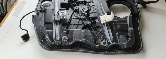 Hyundai Santa Fe Front window lifting mechanism without motor 824802W190