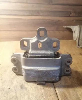 Volkswagen PASSAT B6 Engine mount bracket